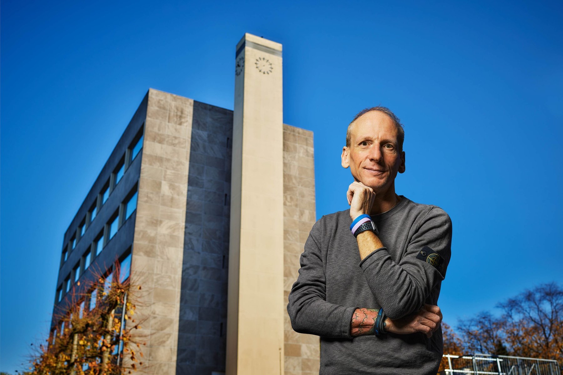 Robert Pols voor het gemeentehuis van Oss