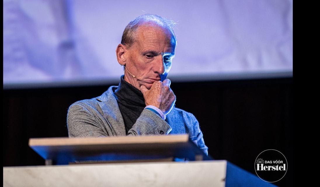 Robert Pols tijdens een lezing op de Dag van Herstel